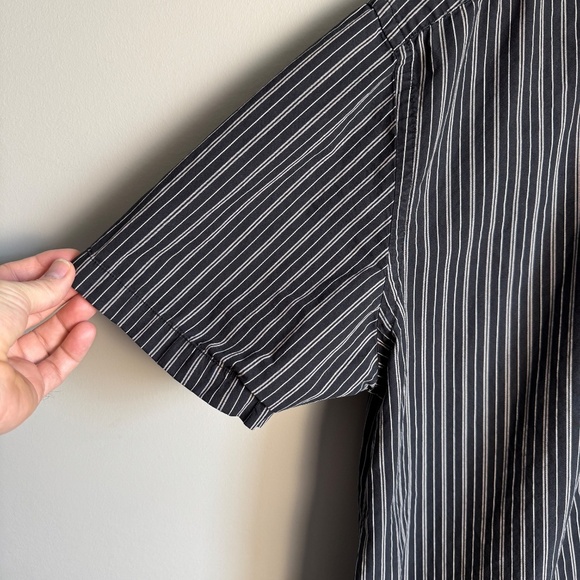 Old Navy Men's Striped Short Sleeve Casual Dress Shirt Black X-Large Preppy ON - Picture 2 of 13